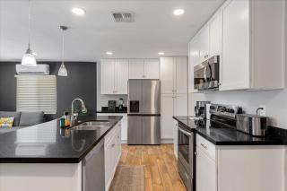 Modern Midtown Home-Unit A - 9