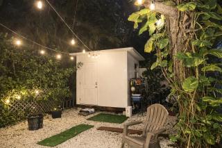 Tropical Garden Tiny House Miami - Bathroom and kitchen in Main House - 9