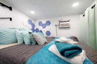 Tropical Garden Tiny House Miami - Bathroom and kitchen in Main House - 4