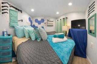 Tropical Garden Tiny House Miami - Bathroom and kitchen in Main House - 7