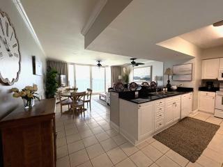 Oceanfront 23rd floor Condo Pools Gym Wifi - 9