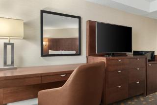 Holiday Inn Oakville Centre by IHG - 9