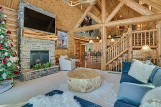 Ski-In, Ski-Out Group Getaway in Harbor Springs! - 2