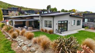 Stunning Lake Wanaka Retreat - 0