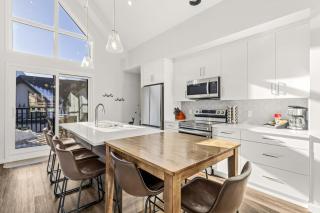 Cloudline Vista 3 BdrmTownhouse w Private Garage Views Pool Walk Downtown - 0