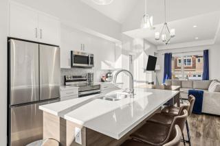 Cloudline Vista 3 BdrmTownhouse w Private Garage Views Pool Walk Downtown - 3