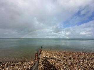Bay escape beach apartment steps from the sea - 1