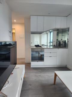 Bright & Cozy CBD Apartment - 1