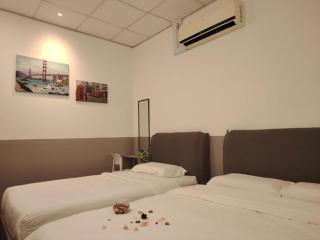 Maison Inn - Affordable Sleeps 6 to 13 near Tebrau AEON & Toppen - 6