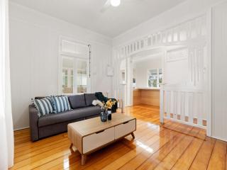 3BR Queenslander Retreat at Ipswich Riverlink - 8