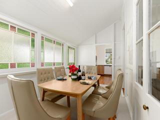 3BR Queenslander Retreat at Ipswich Riverlink - 6