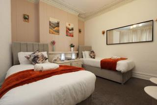 Super Spacious Cardiff Central 5 Bedroom House 10 Beds 2 Bathrooms Free Parking - 1