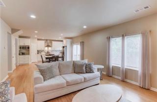 Comfortable House in Quiet Lake Neighborhood - 0