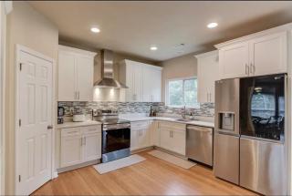 Comfortable House in Quiet Lake Neighborhood - 8