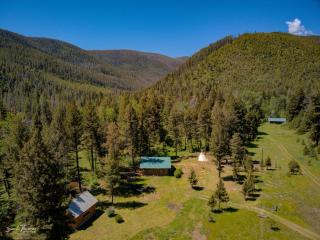 Canyon Creek Cabins Remote, comfortable rustic cabins, tranquil stream-side, nature at your doorstep - 4