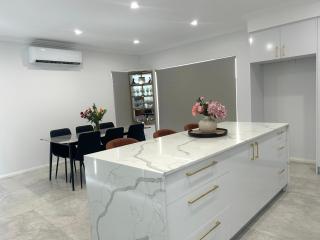 Cozy Getaway Luxe Retreat Home - 10 minutes to Perth CBD & Airport - 9