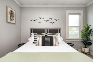 Broad Ripple Getaway, Hot Tub, King Bed, Walk to Shops, Bike the Monon - 3