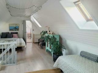 Artist's House From 1792 Near The Sea In Årsdale - 1