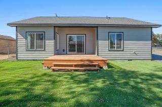 Central Gorgeous Rambler on double lot. - 4