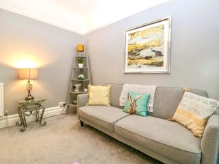 Homely 4 Bedroom large house inc FREE Parking - Great Location - Fast WiFi - Smart TV - sleeps up to 7! Close to Bournemouth & Poole Town Centre & Sandbanks - 4