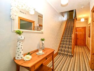 Homely 4 Bedroom large house inc FREE Parking - Great Location - Fast WiFi - Smart TV - sleeps up to 7! Close to Bournemouth & Poole Town Centre & Sandbanks - 5