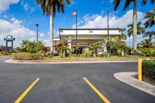 Days Inn by Wyndham Florida City - 9