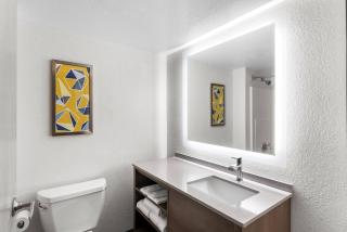 Comfort Suites Austin Airport - 2