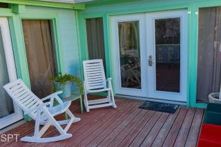 Warm Vibes 5 mins to Beach Cool Retro Feel - 1