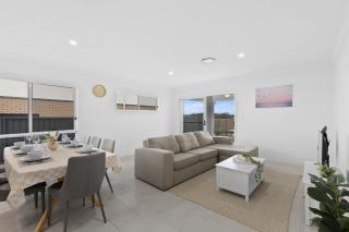 Family Retreat 4BR&2BA Parking in Private Garden Highbury Court - 2