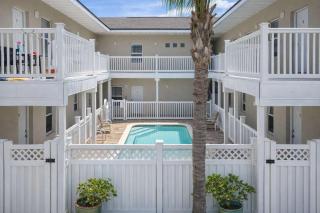 In Entertainment District Ample Bedding Pool - 7