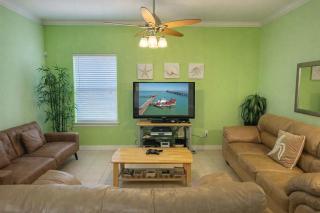 In Entertainment District Ample Bedding Pool - 6