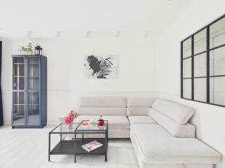 Wola Park Spacious Apartment with Balcony & Parking by Solarento - 0
