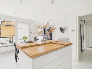 Wola Park Spacious Apartment with Balcony & Parking by Solarento - 1