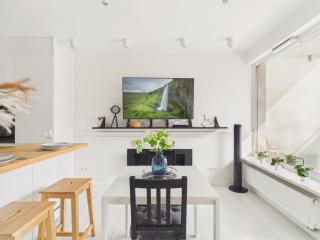 Wola Park Spacious Apartment with Balcony & Parking by Solarento - 6