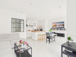Wola Park Spacious Apartment with Balcony & Parking by Solarento - 7
