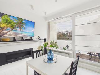 Wola Park Spacious Apartment with Balcony & Parking by Solarento - 3