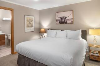 West End Winner - Hot Tub, Parking, Open Kitchen & Living Space condo - 5