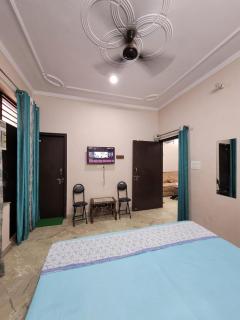 SPACIOUS HOUSE NEAR MEDANTA SEC 38 Hairsh Home Stay - 7