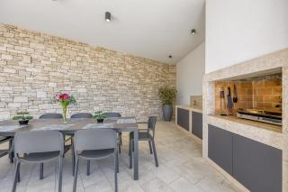 Villa Blanka in Central Istria for 8 persons with 50 m2 private pool, jacuzzi and free bikes - 4