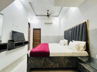 Hotel Anmol Square - Saket Metro - 9