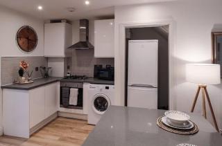 Prime Location City Centre 3BR House with Garden and Private Parking - 4