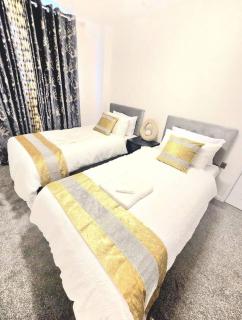 Spacious 3BR Home Hornchurch | Parking | Sleeps 5 - 6
