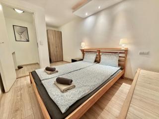 R8 Central Free Parking for One Car - 6