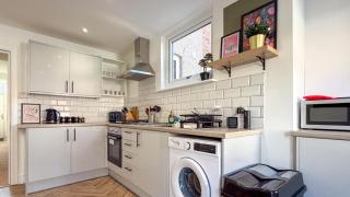 Mather Road 5 Bedroom 5 En-Suite Contractor House in Oxton by Rework Accommodation - 1