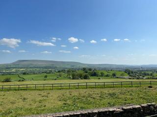 Superb Ribble Valley location hot tub sleeps 8 - 2