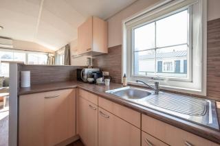 Charming Coastal Holiday Home - 9