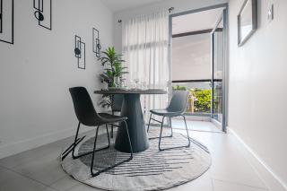 Modern Condo 1 King Bed Pool and Gym - 9