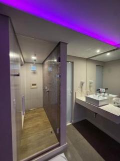 Flow Motel (Adult Only) - 9