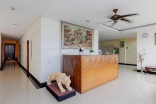 RedDoorz Plus near Green Pramuka Square Mall - 8