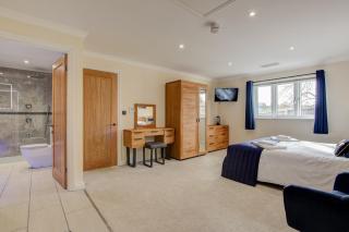 Hunters Cottage - Luxury, high end, hot hub, AC, slipper bath, couples retreat - 4